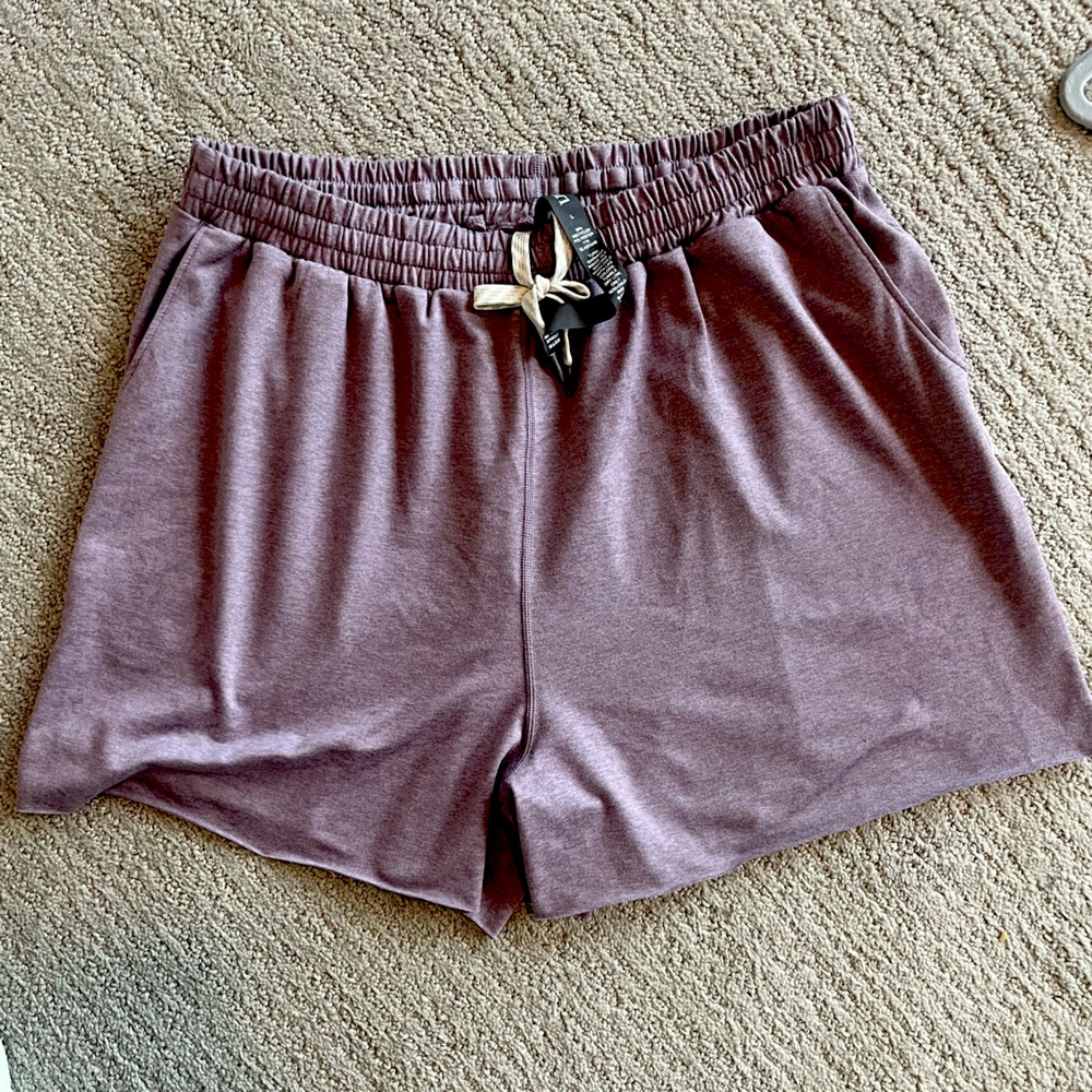Vuori Boyfriend DreamKnit Women’s Short, size Large, Purple